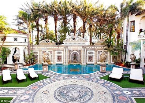 fotos de versace pool